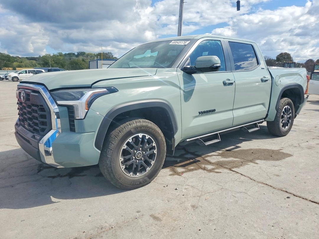 Vue de 2024 TOYOTA TUNDRA SR5, angle 1