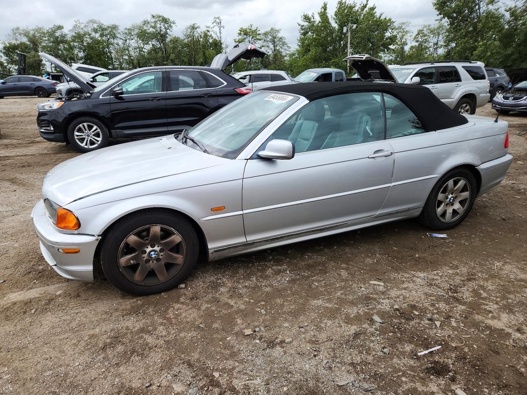 Vue de 2001 BMW 325 CI, angle 1