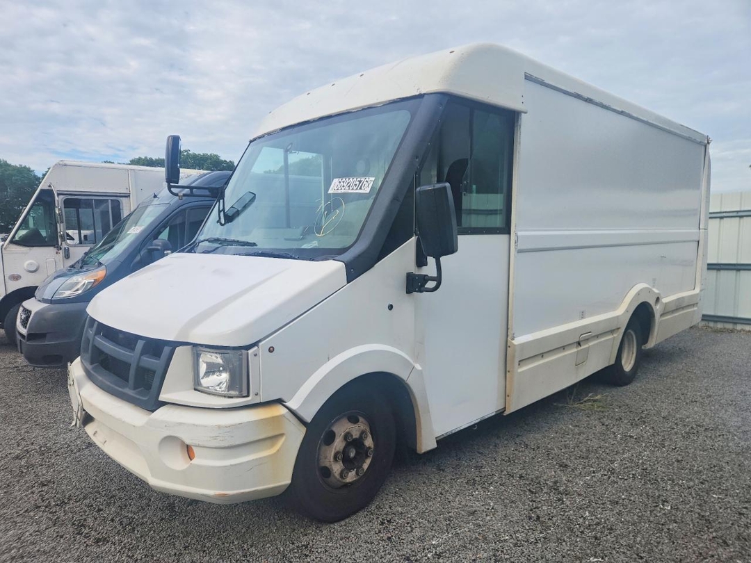 Vue de 2013 ISUZU NPR, angle 1