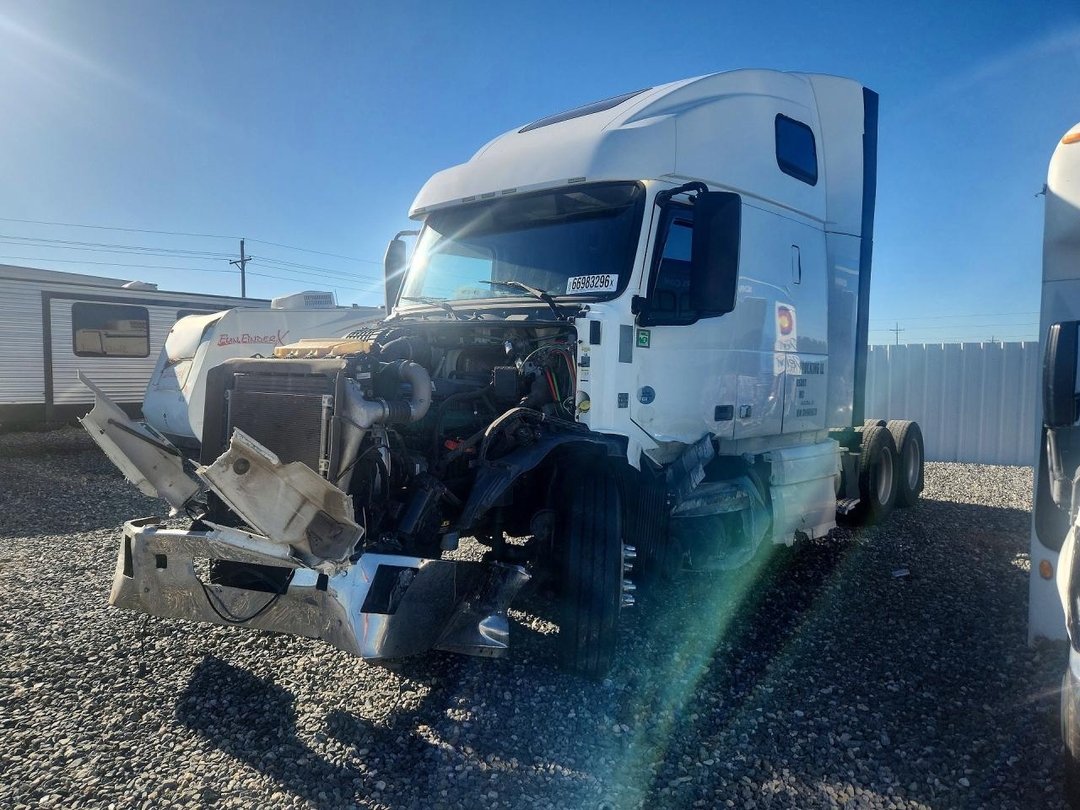 Vue de 2016 VOLVO VNL SEMI TRUCK, angle 1