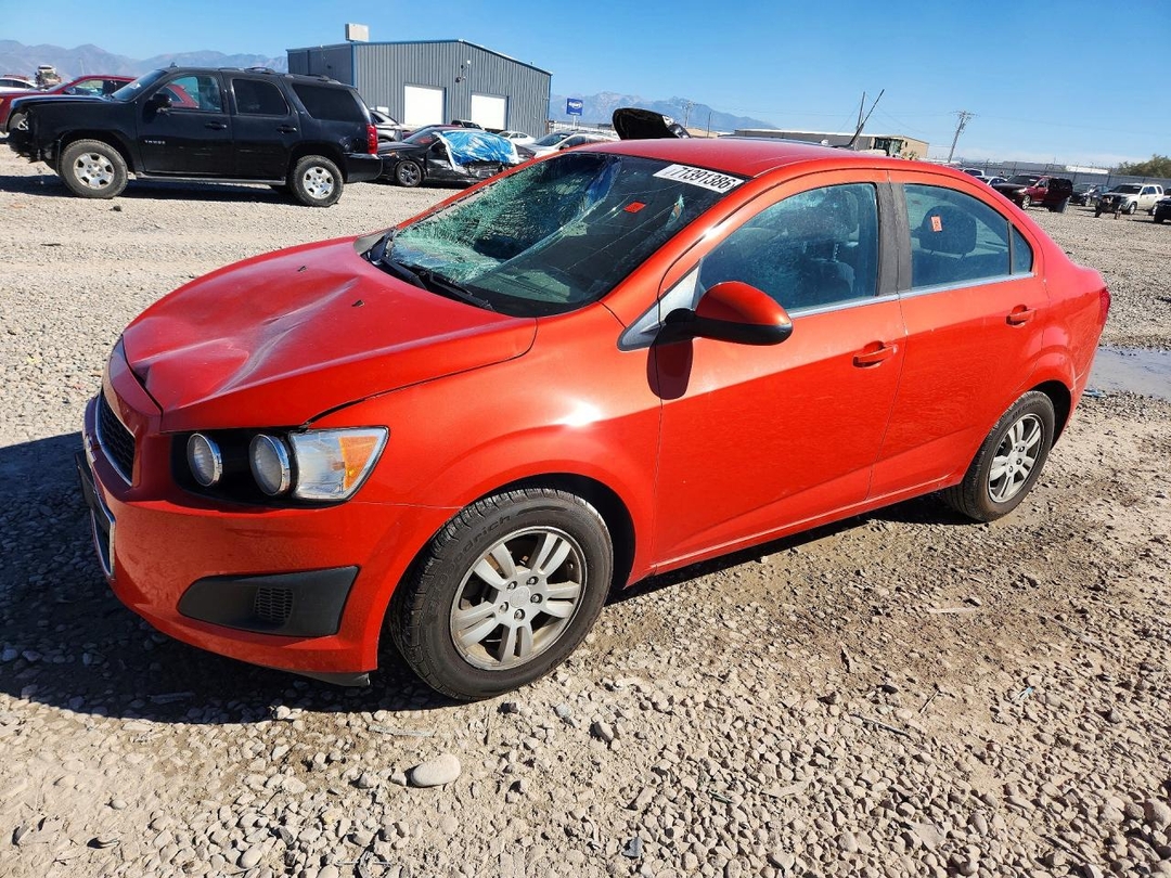 Vue de 2013 CHEVROLET SONIC LT, angle 1