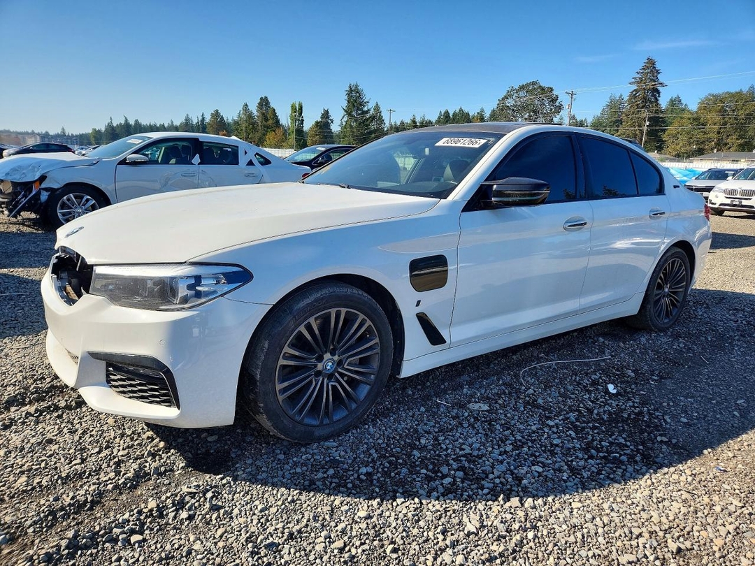 Вид 2018 BMW 530XE, угол 1