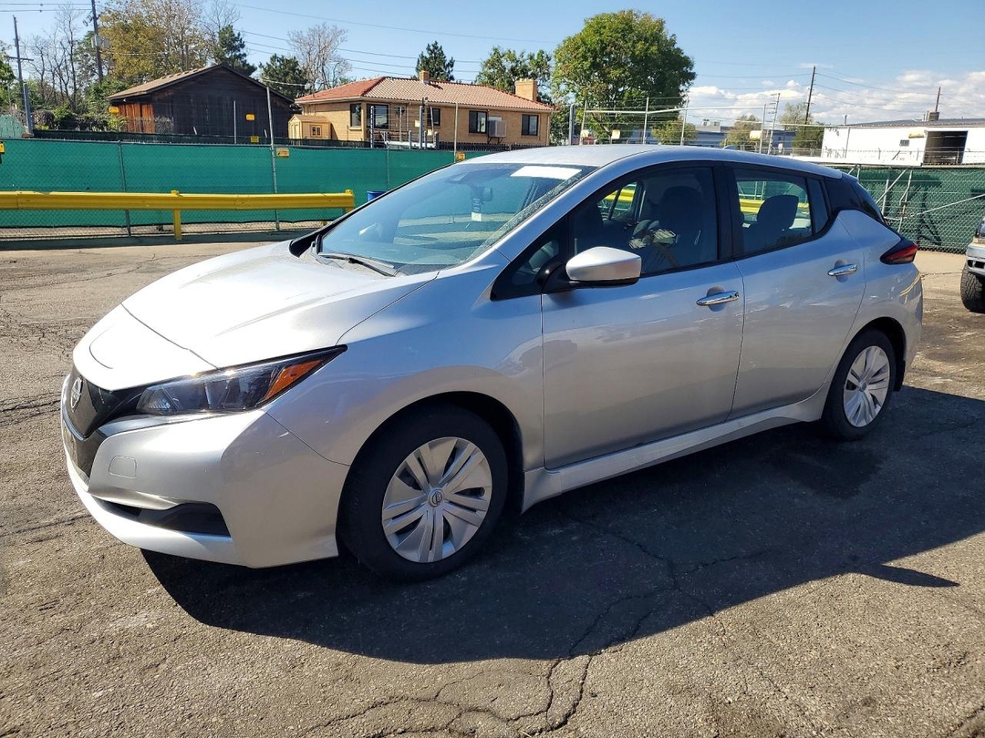 Vue de 2025 NISSAN LEAF S, angle 1