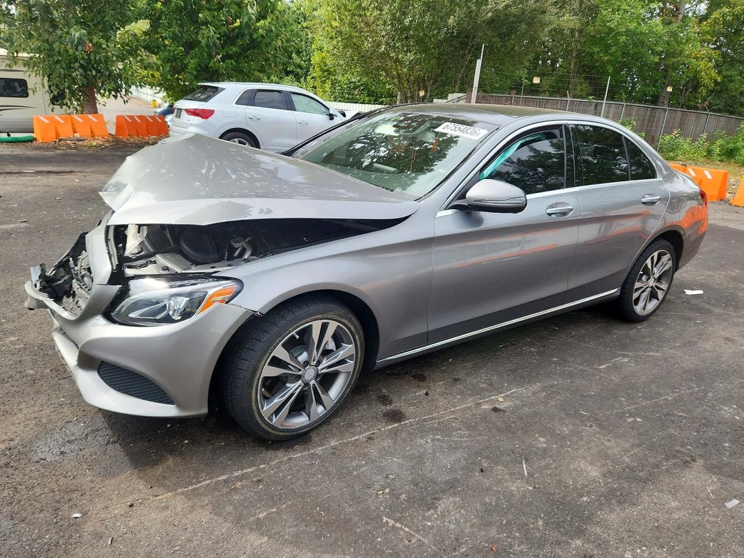 منظر 2016 MERCEDES-BENZ C 300 4MATIC، زاوية 1