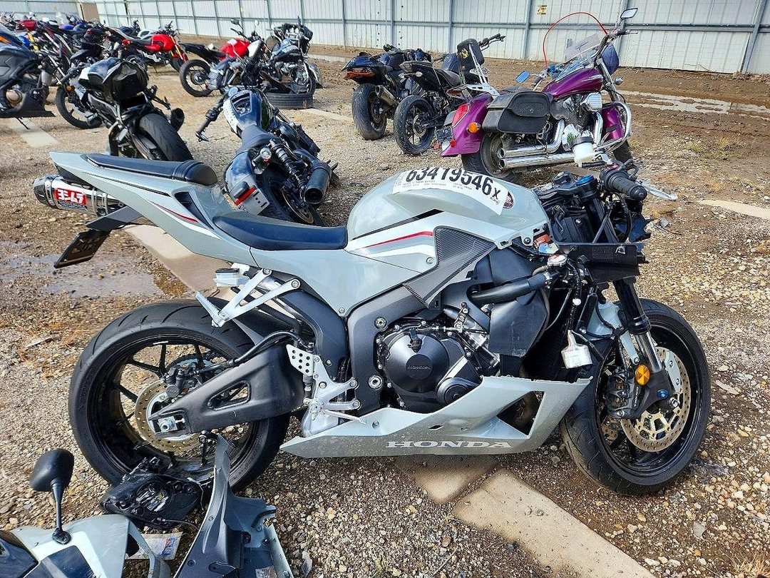 Vista de 2026 HONDA CBR600 RR, ángulo 1