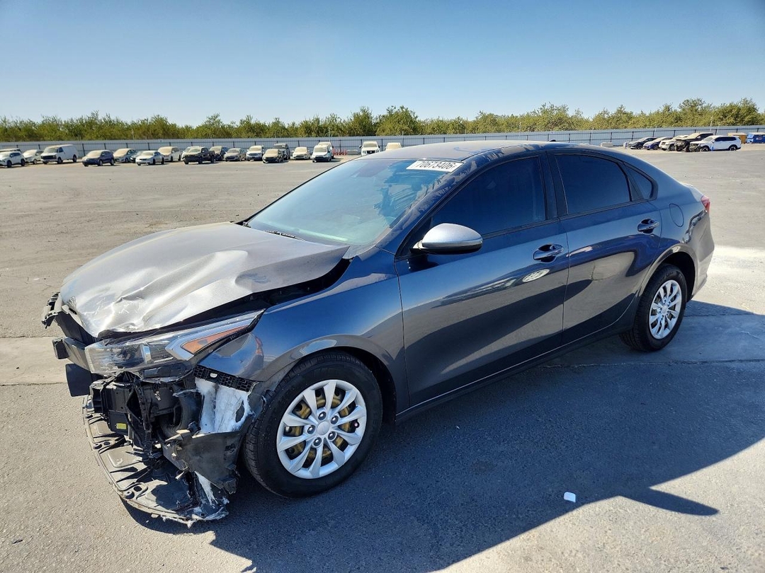 Vue de 2022 KIA FORTE FE, angle 1