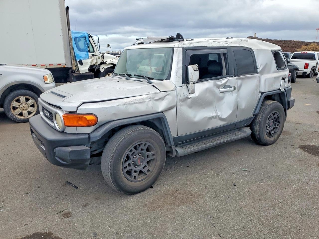 Вид 2007 TOYOTA FJ CRUISER BASE, угол 1
