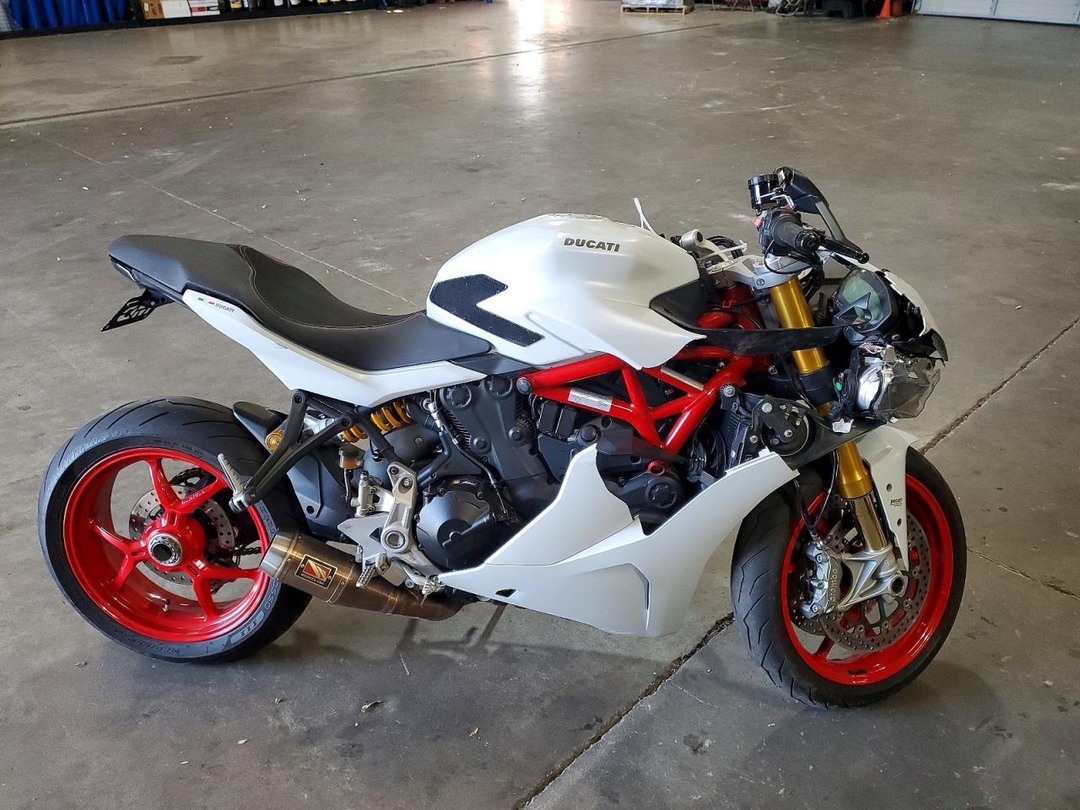 Vista de 2017 DUCATI SUPERSPORT, ángulo 1