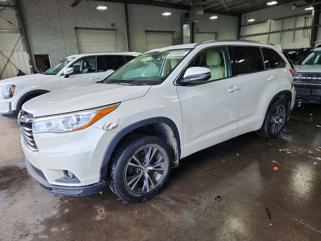 Vue de 2016 TOYOTA HIGHLANDER XLE, angle 1