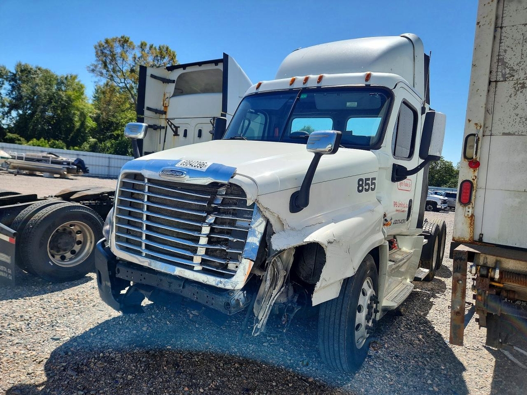 Вид 2015 FREIGHTLINER CASCADIA 125, угол 1