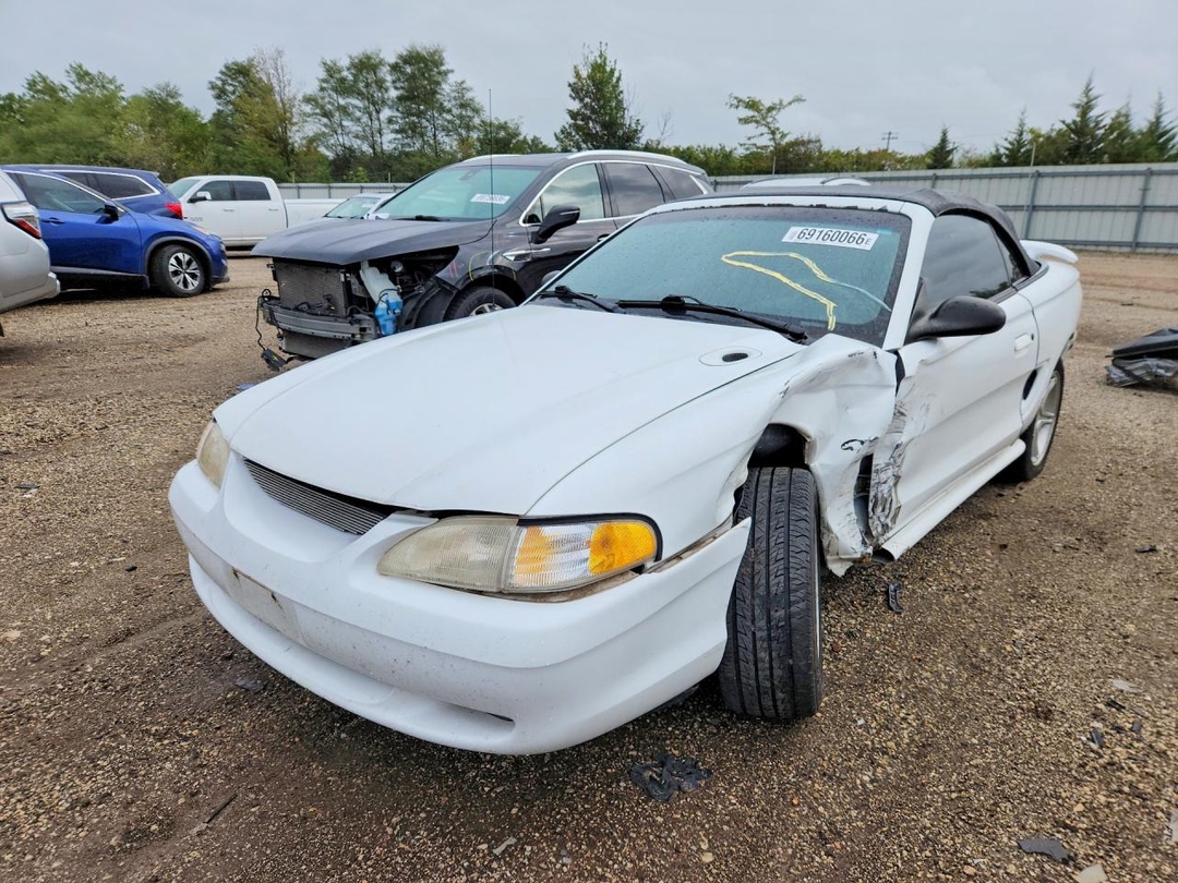 Vue de 1997 FORD MUSTANG GT, angle 1