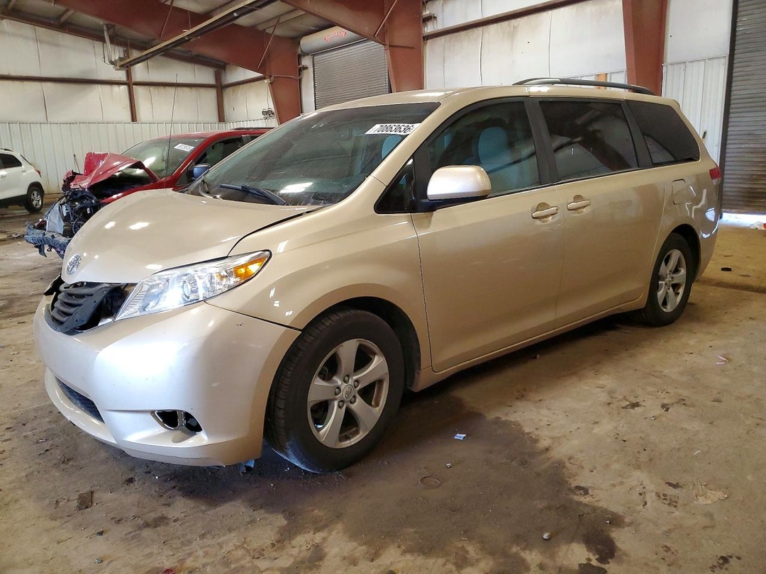 Vista de 2011 TOYOTA SIENNA LE, ángulo 1