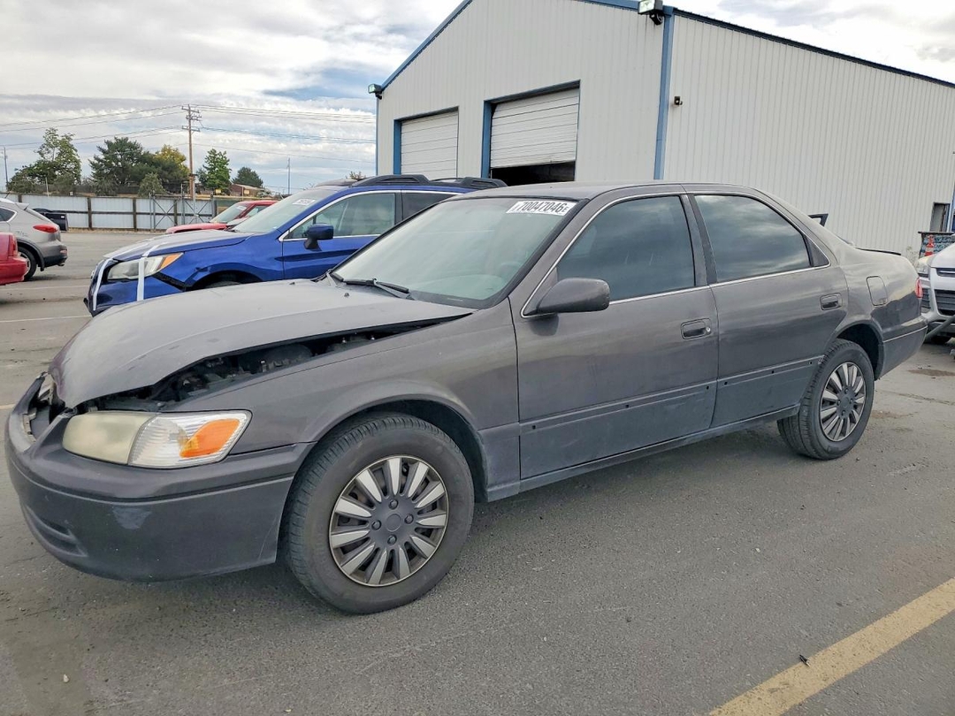 Vedere 2000 TOYOTA CAMRY LE, unghi 1