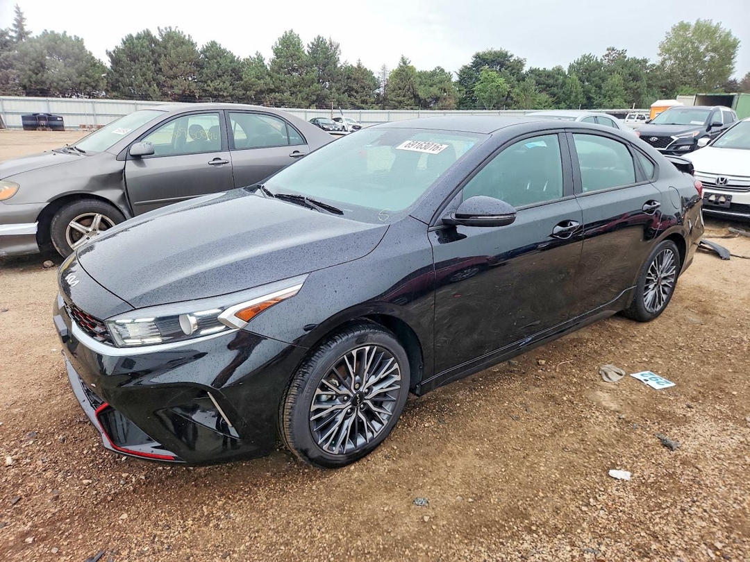 Vue de 2022 KIA FORTE GT LINE, angle 1