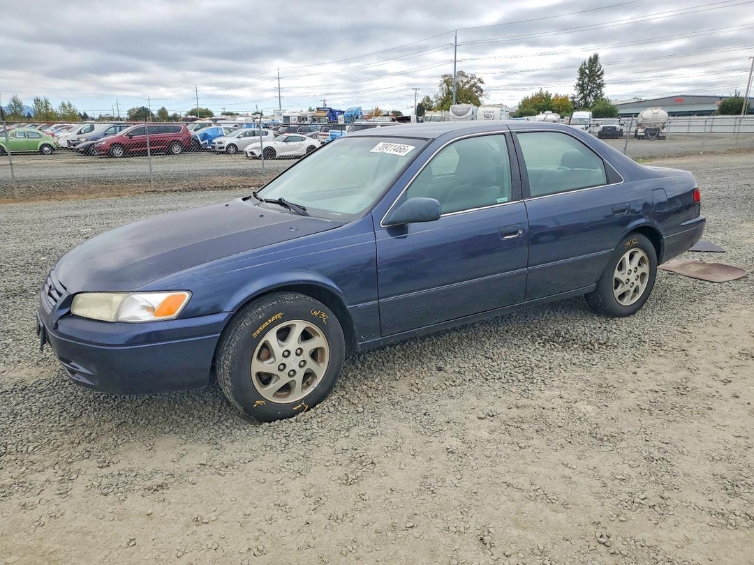 Vue de 1999 TOYOTA CAMRY LE, angle 1