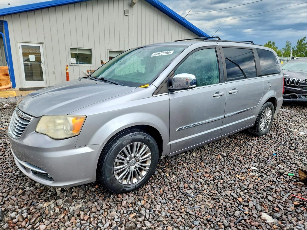 Vue de 2013 CHRYSLER TOWN &amp; COUNTRY TOURING L, angle 1