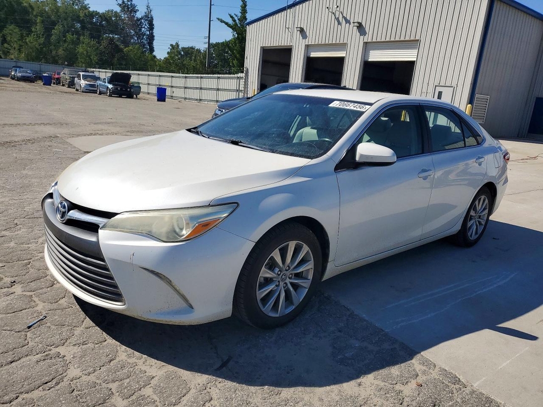 Vue de 2015 TOYOTA CAMRY HYBRID XLE, angle 1