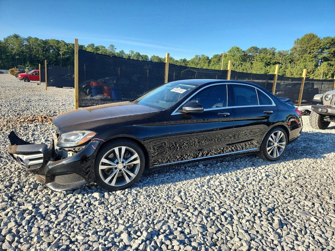 Vue de 2016 MERCEDES-BENZ C 300, angle 1