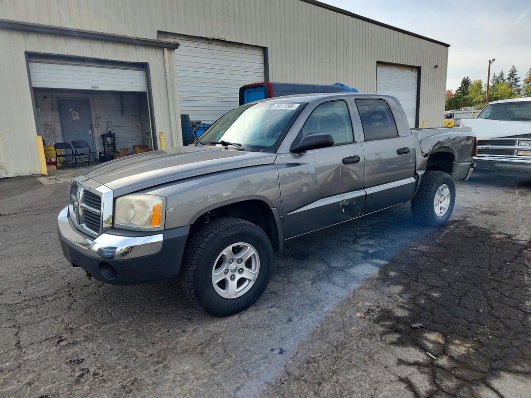Вид 2005 DODGE DAKOTA QUAD SLT, угол 1
