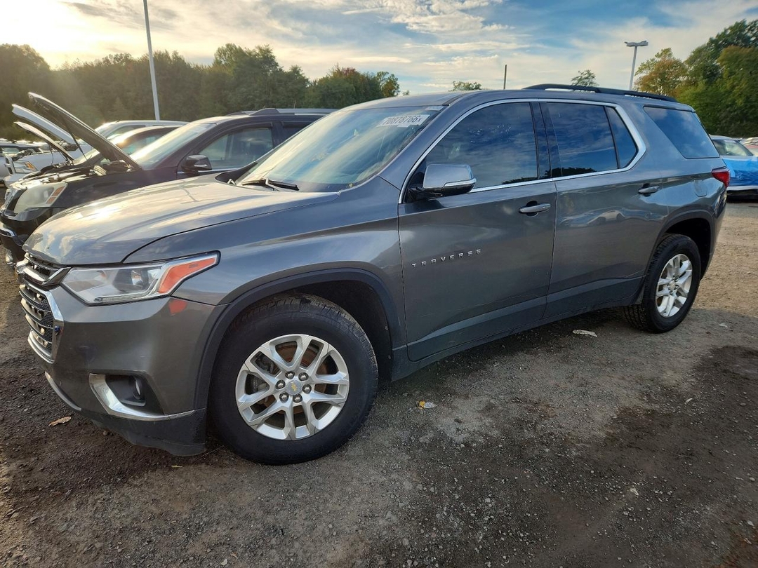 Вид 2020 CHEVROLET TRAVERSE LT, угол 1