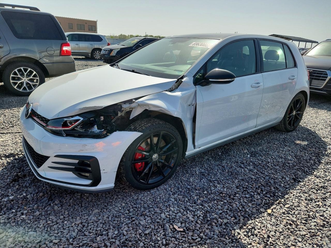 Vista de 2021 VOLKSWAGEN GTI S, ángulo 1