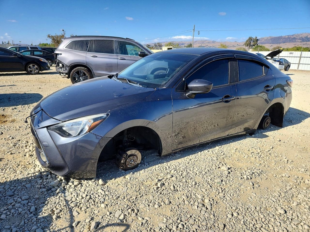 Vista de 2018 TOYOTA YARIS IA BASE, ángulo 1