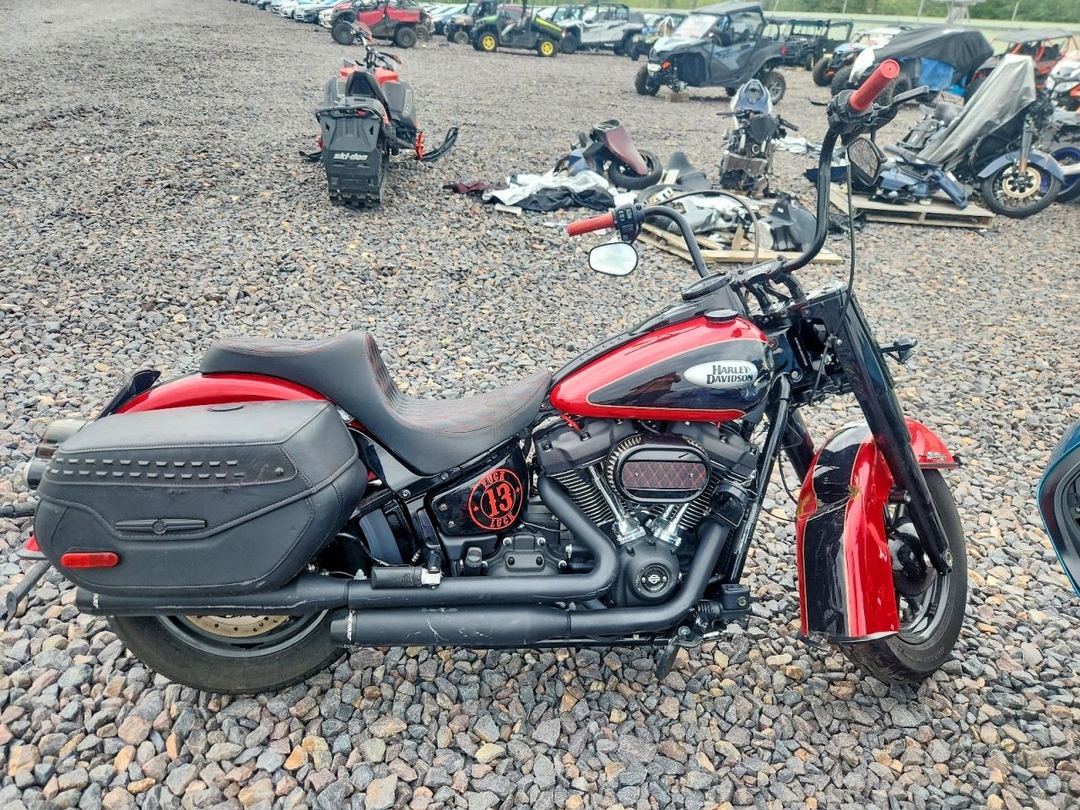 Vista de 2022 HARLEY-DAVIDSON FLHCS, ángulo 1