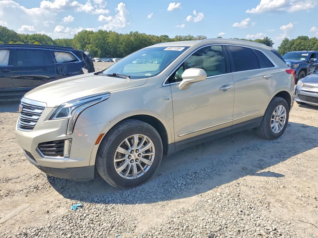 Vista de 2017 CADILLAC XT5, ángulo 1