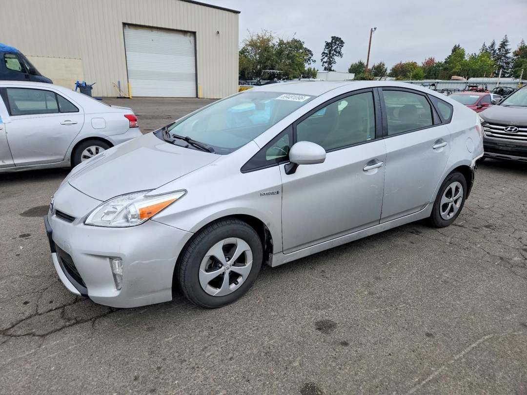 Вид 2015 TOYOTA PRIUS TWO, угол 1