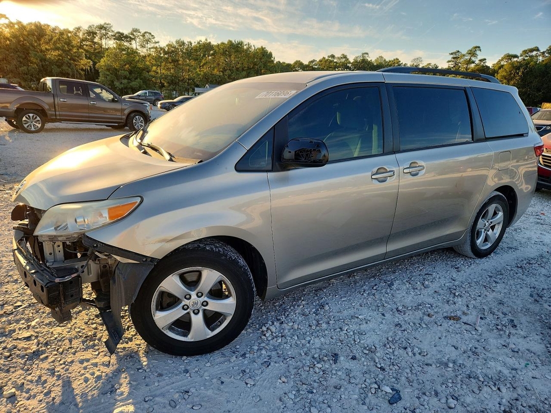 Vue de 2015 TOYOTA SIENNA LE, angle 1