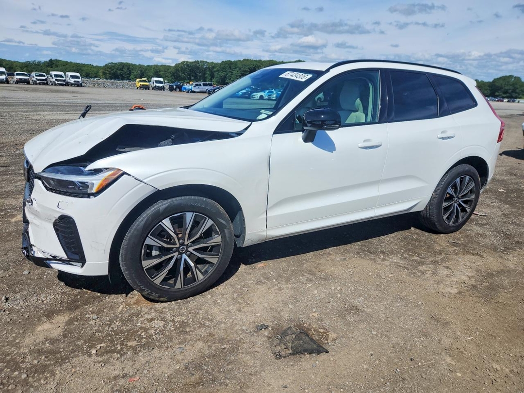 Vue de 2024 VOLVO XC60 CORE, angle 1