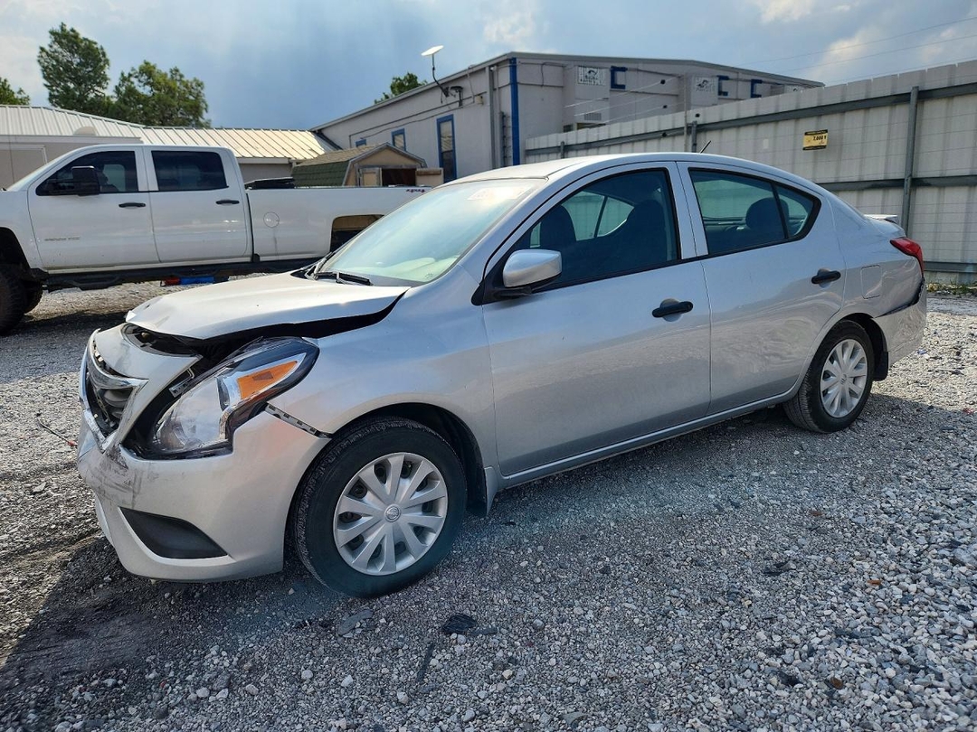 Vista de 2016 NISSAN VERSA 1.6 S PLUS, ángulo 1
