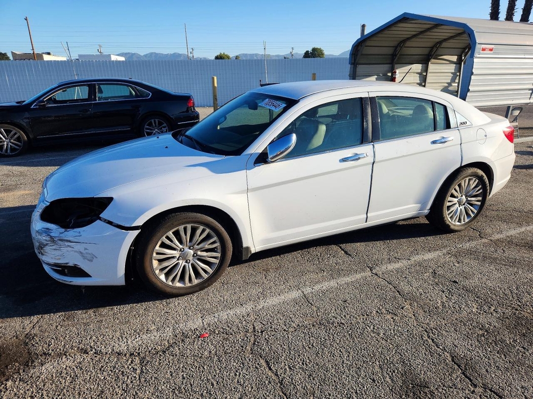 Vue de 2013 CHRYSLER 200 LIMITED, angle 1
