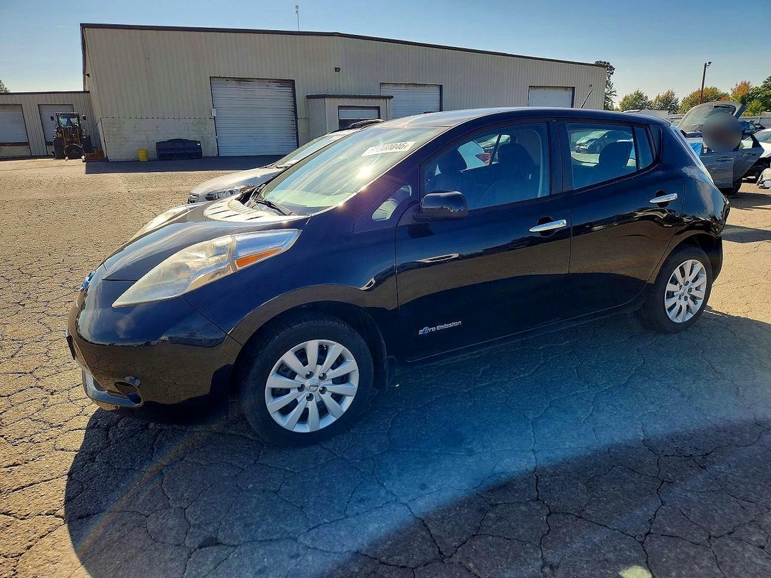 Вид 2015 NISSAN LEAF S, угол 1