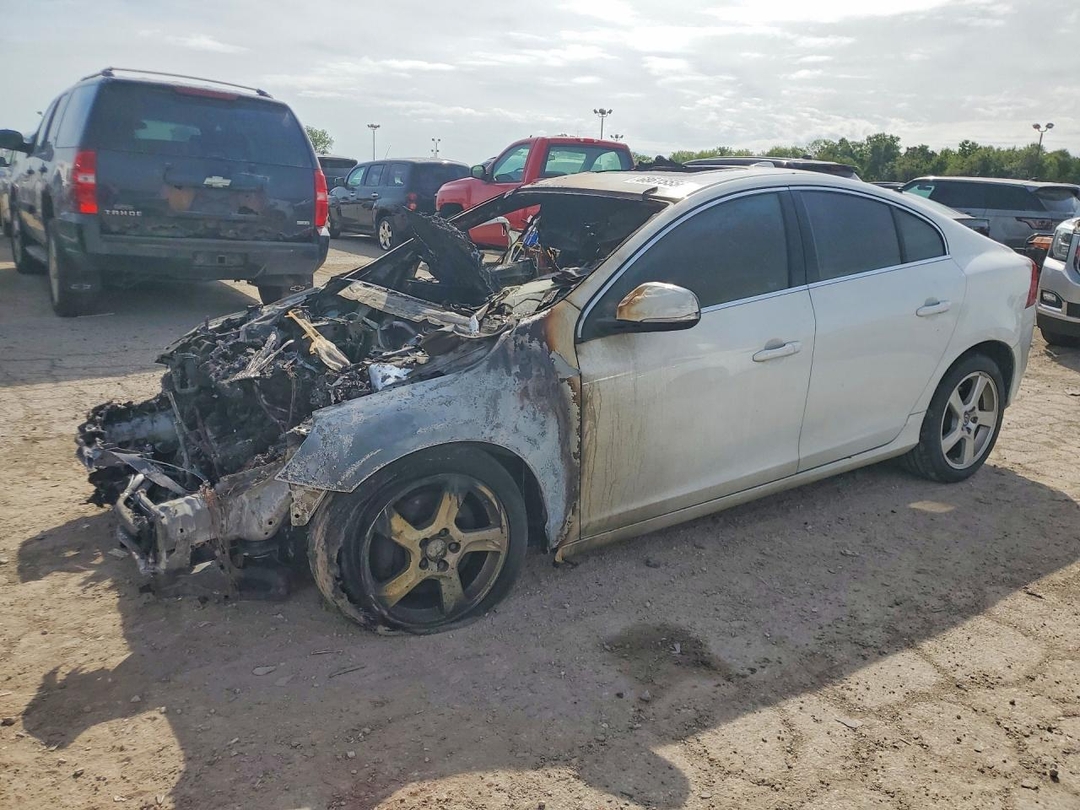 Vue de 2013 VOLVO S60 T5, angle 1