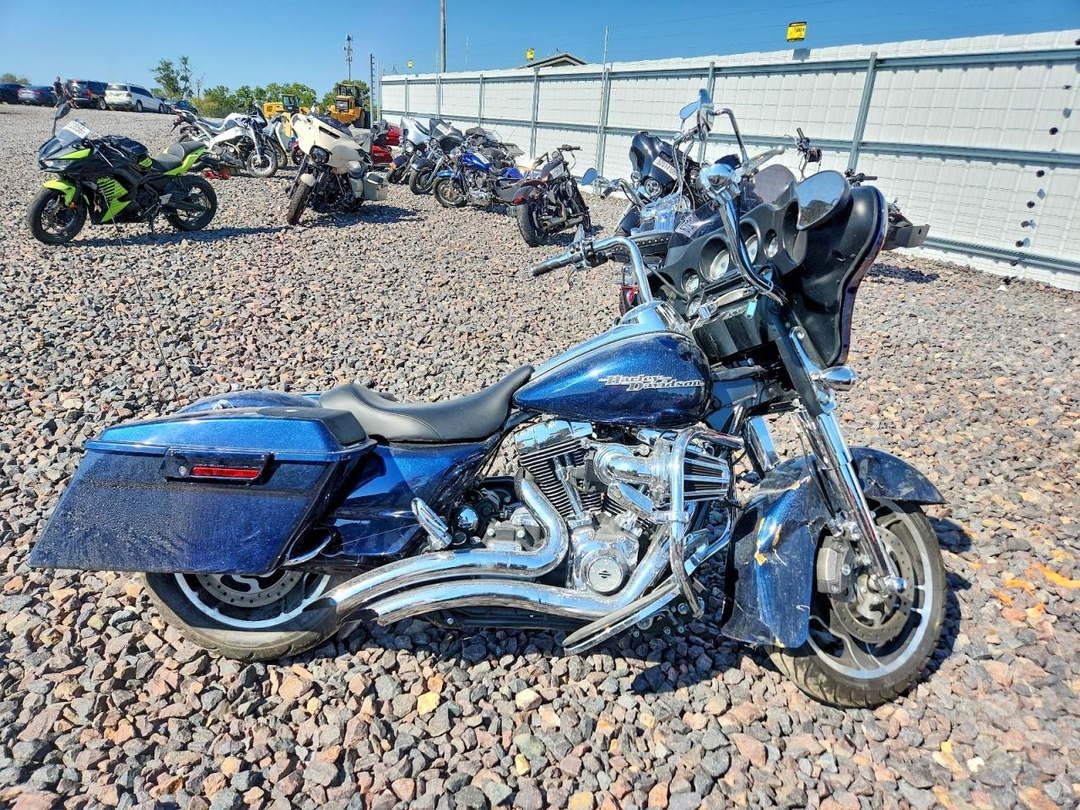 Vue de 2012 HARLEY-DAVIDSON FLHX STREET GLIDE, angle 1