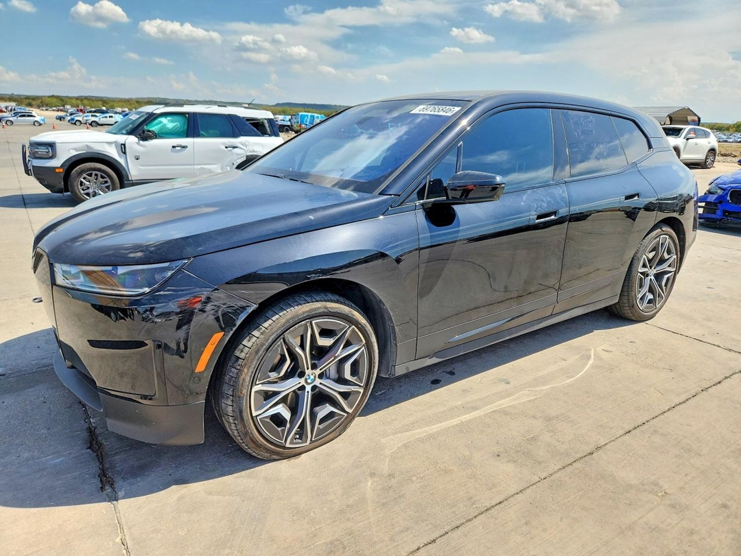 Vista de 2025 BMW IX XDRIVE50, ángulo 1