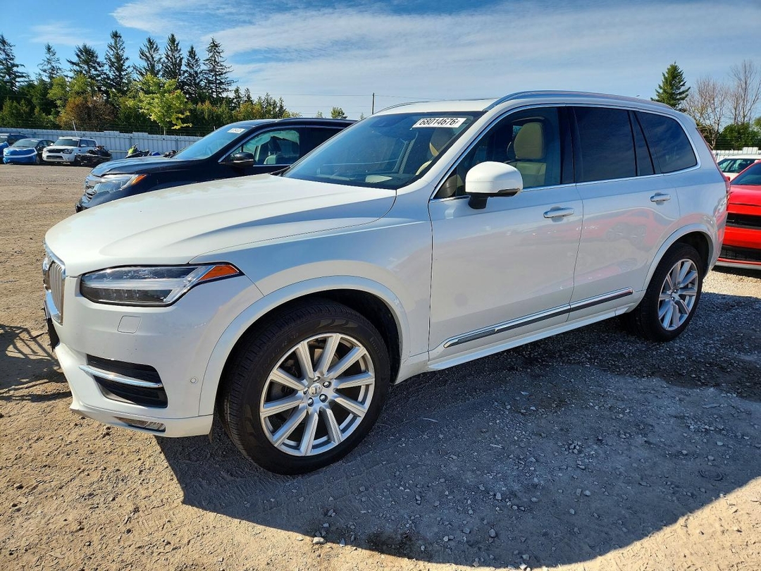 Vista de 2016 VOLVO XC90 T6, ángulo 1