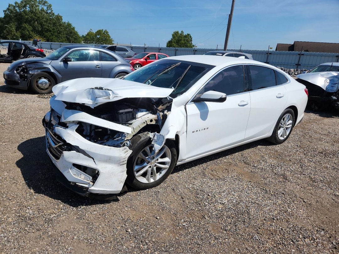 Vue de 2017 CHEVROLET MALIBU HYBRID, angle 1