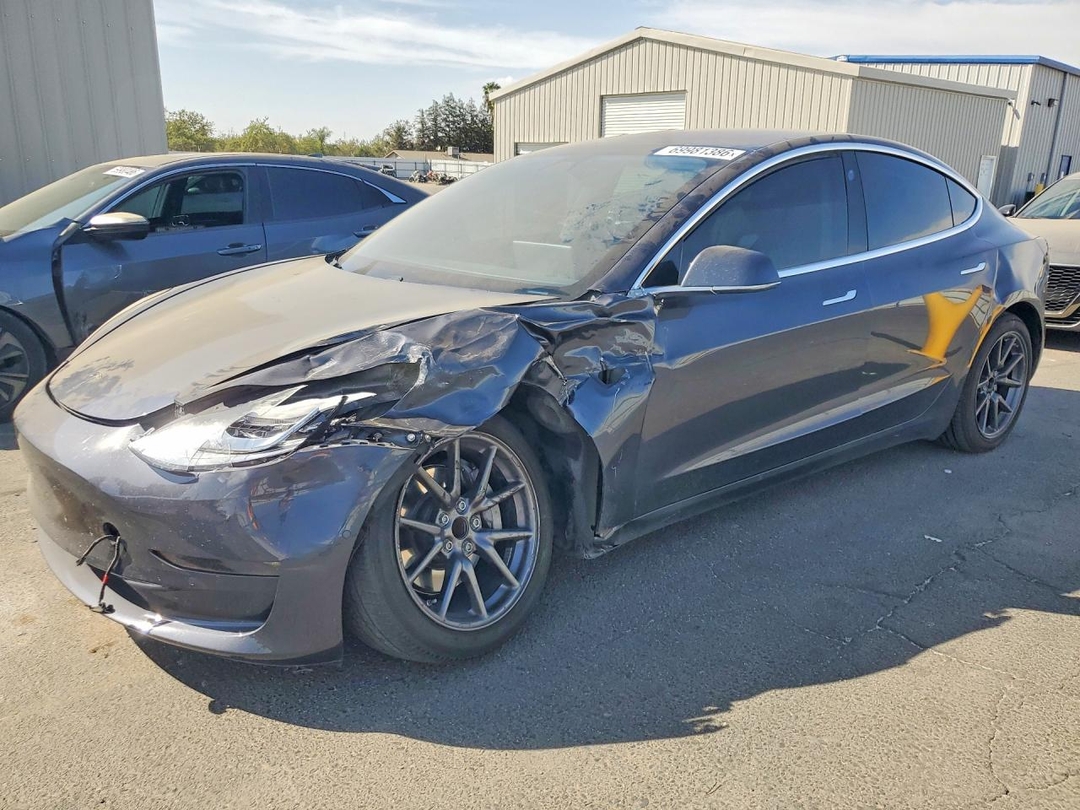 Vue de 2018 TESLA MODEL 3, angle 1