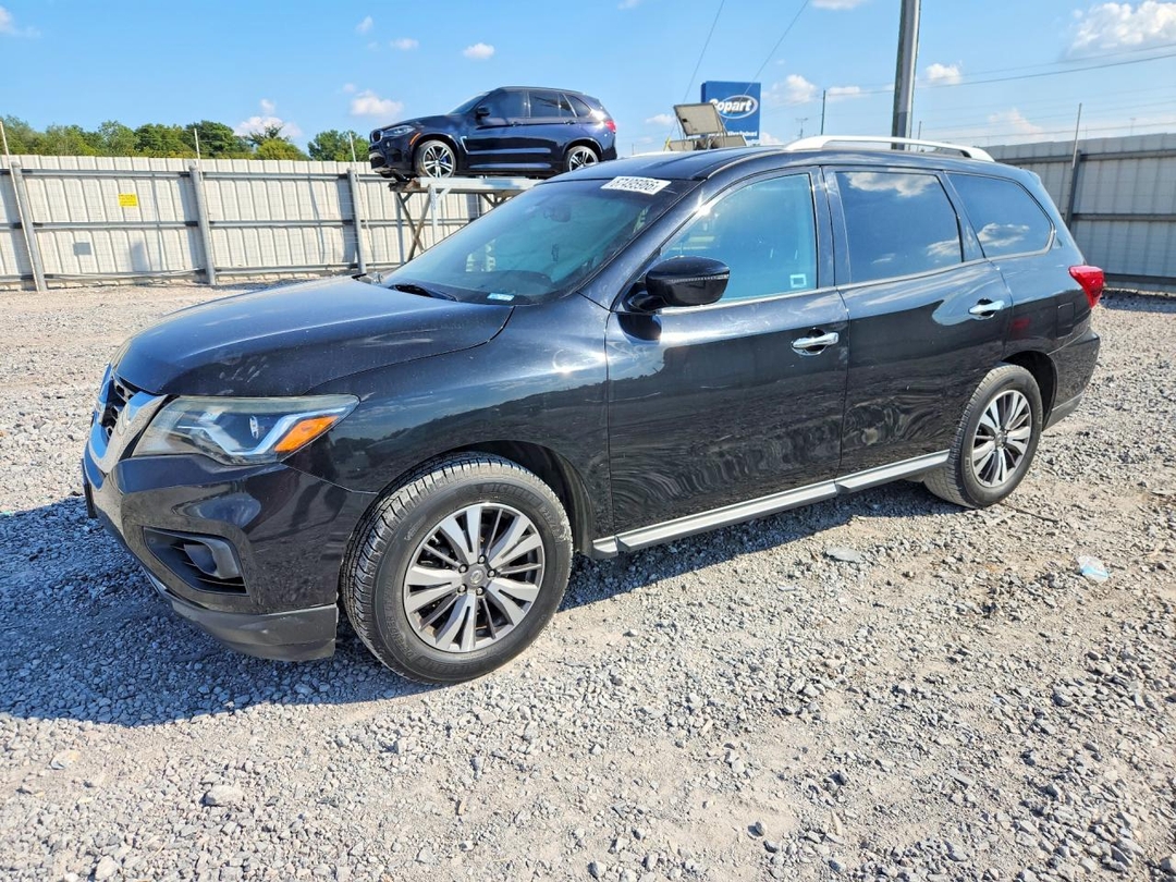 Vue de 2017 NISSAN PATHFINDER SV, angle 1