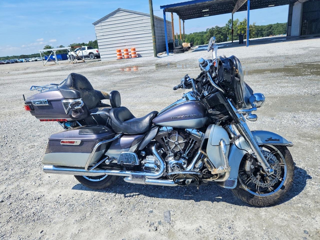 Vue de 2014 HARLEY-DAVIDSON FLHTK ELECTRA GLIDE ULTRA LIMITED, angle 1