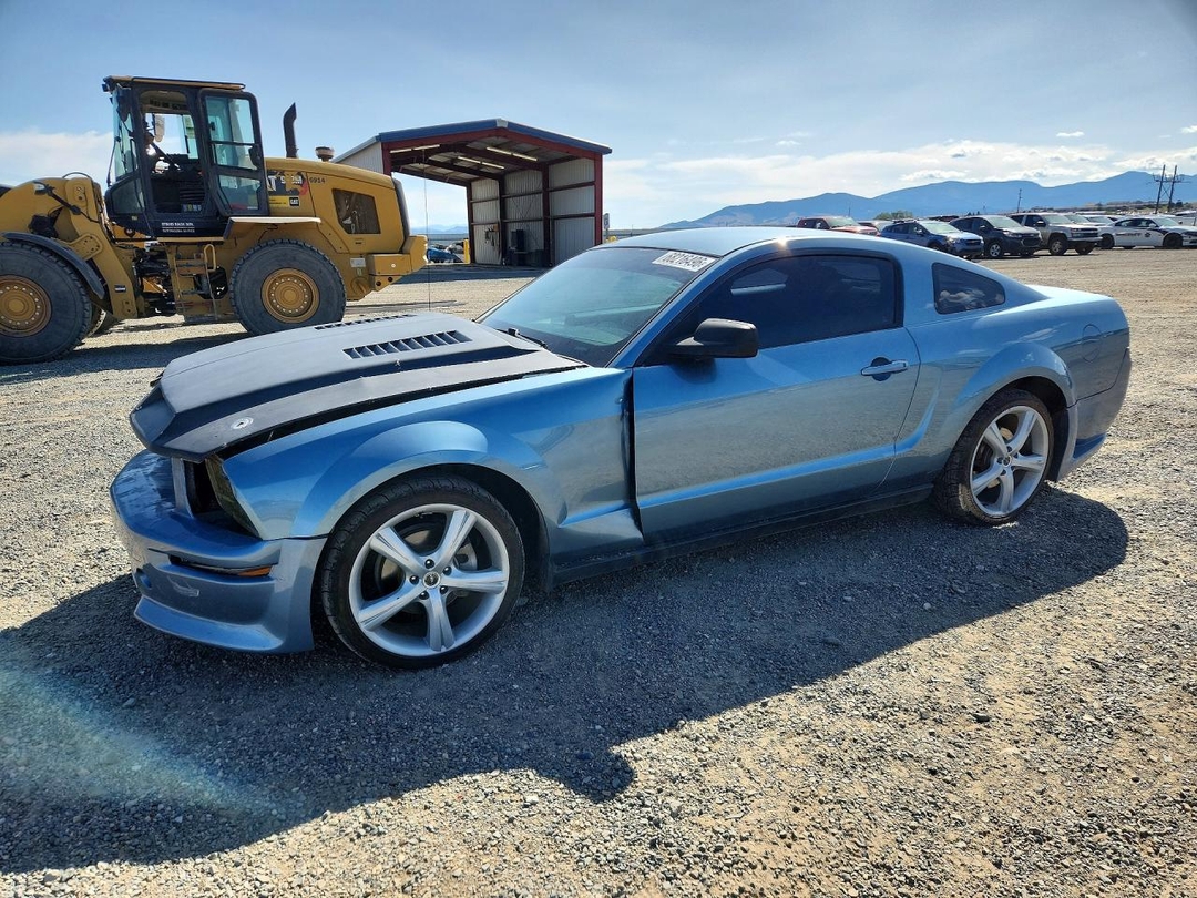 Vue de 2005 FORD MUSTANG GT COUPE, angle 1