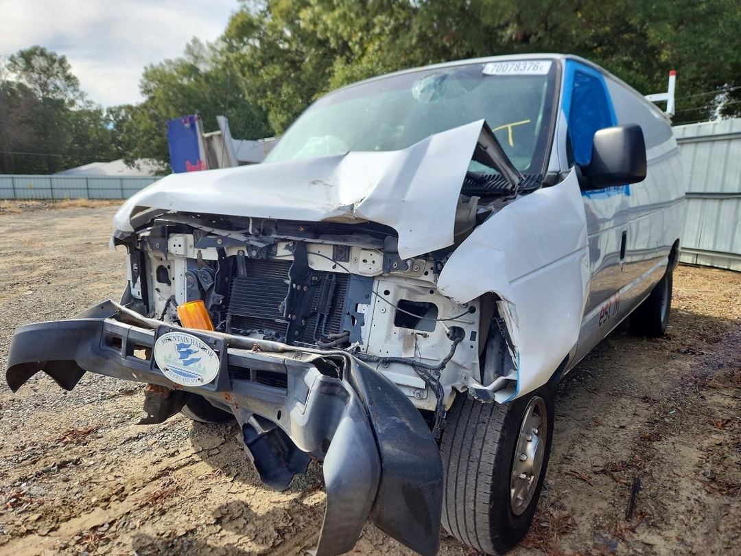 Vue de 2010 FORD ECONOLINE E250 VAN, angle 1