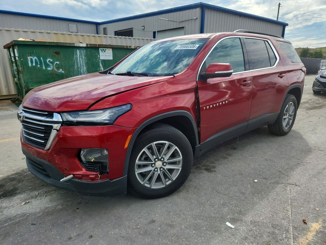 Вид 2022 CHEVROLET TRAVERSE LT, угол 1