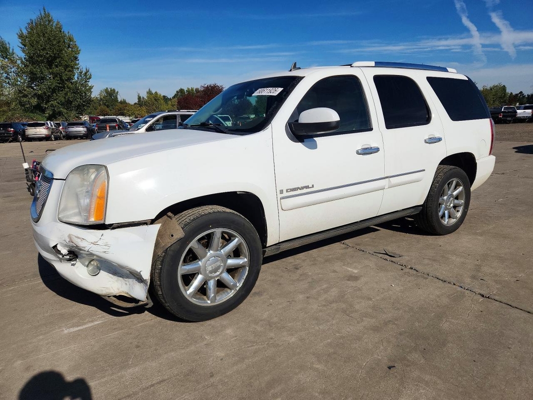 Vue de 2008 GMC YUKON DENALI, angle 1