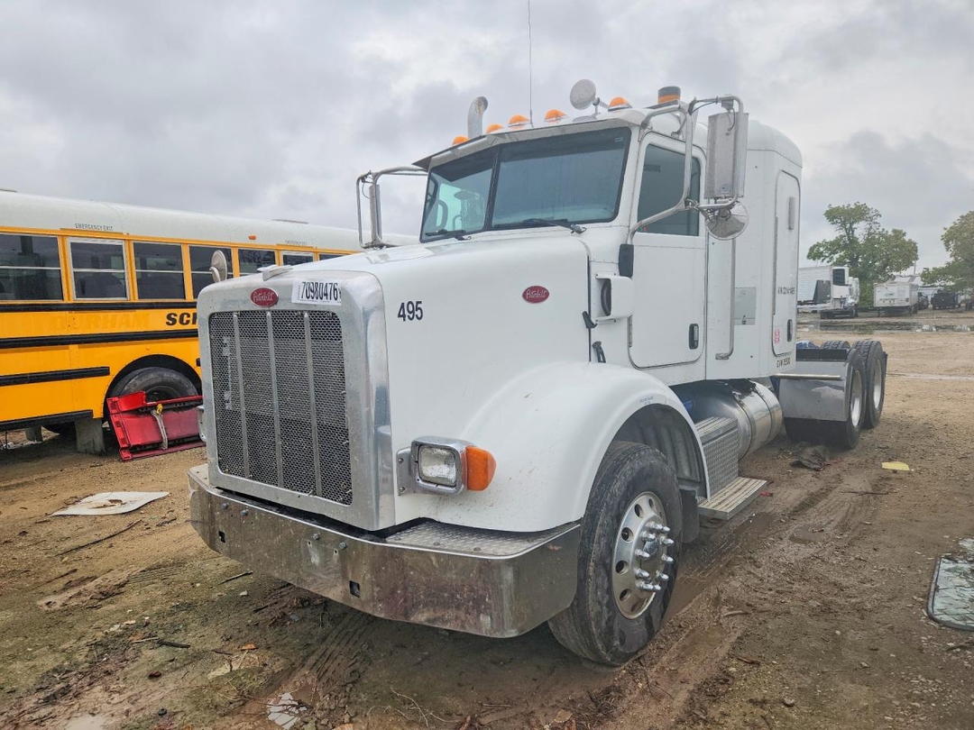 Vue de 2012 PETERBILT 365 SEMI TRUCK, angle 1