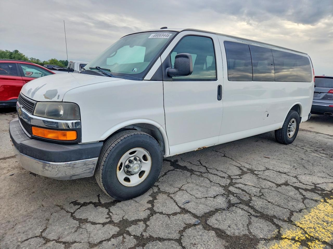 Вид 2012 CHEVROLET EXPRESS G3500 LT, угол 1