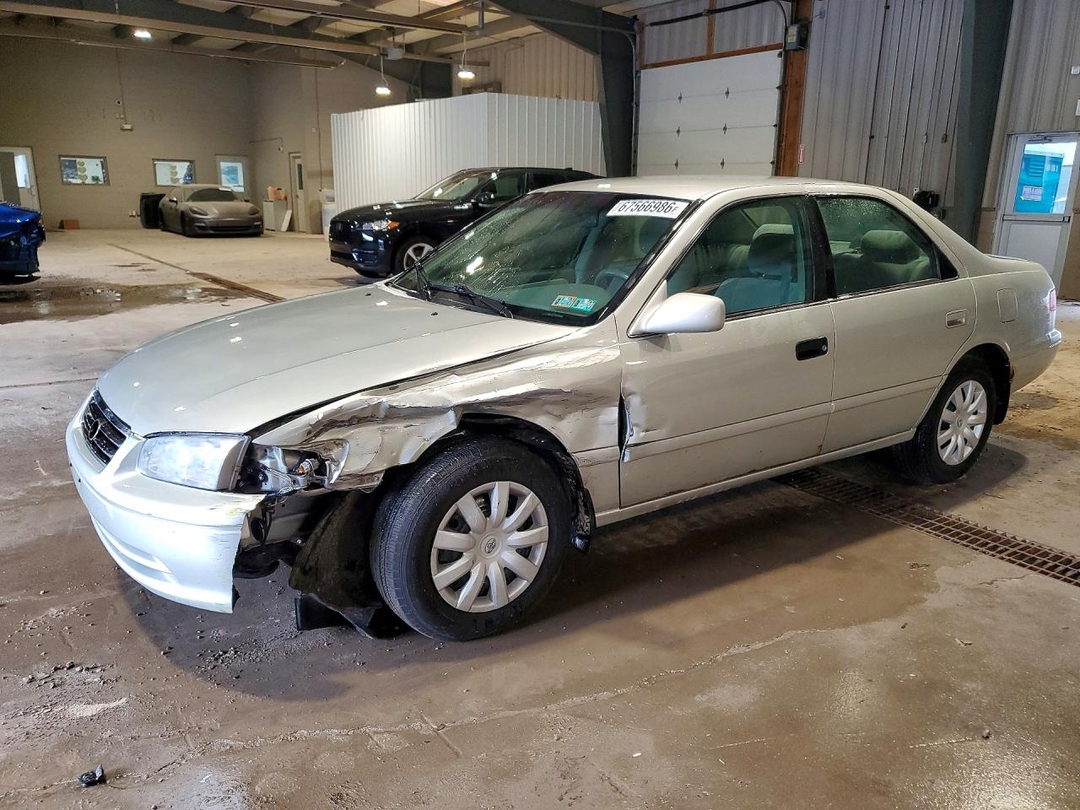 Vue de 2000 TOYOTA CAMRY LE, angle 1