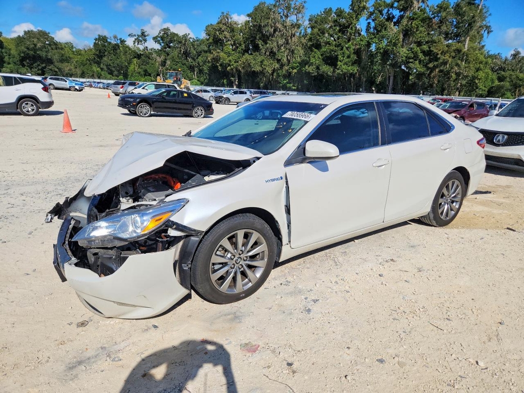 Vue de 2016 TOYOTA CAMRY HYBRID XLE, angle 1